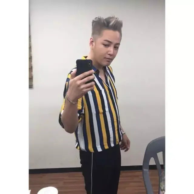 最近某男明星po出了一张自拍照 你们能看出这谁吗?