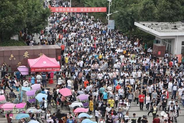 6月2日,毛坦厂中学,下课的学生走出校门吃晚饭.