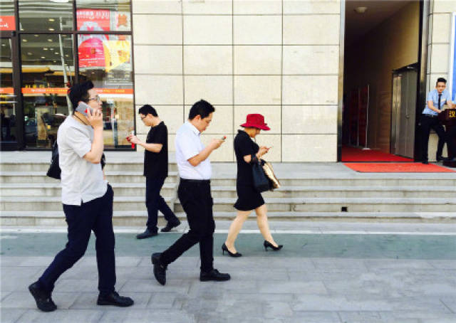 是福是祸?西安街头设置低头族专用通道引发