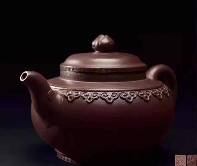高腰线提梁壶源自古代青铜礼器造型,壶的身筒扁圆敦厚,浑圆饱满.