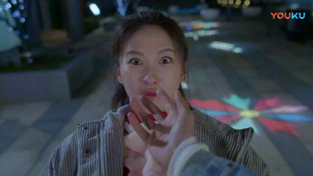经纪人小姐姐了解了事情的整个过程之后,送给男主一记眼神:放心,姐帮