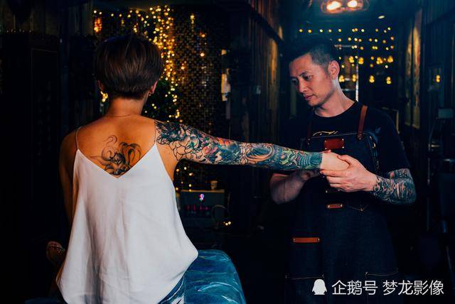 消防兵退伍改行做纹身师:有人将女友改成狗头
