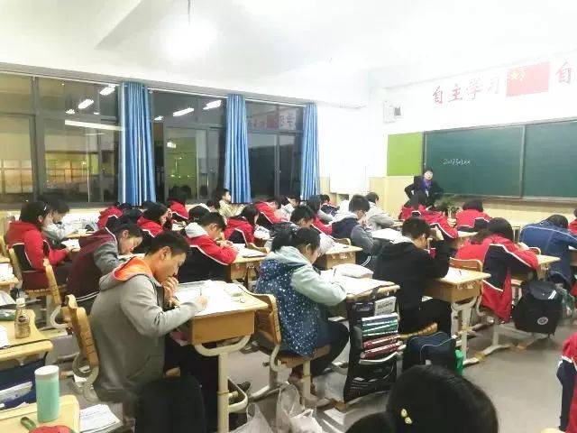 老师不上晚自习,上课也只讲一半,这所学校教学特色不一般!