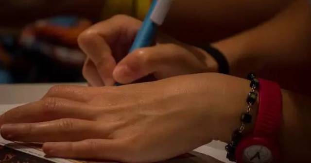 崔永元爆料娱乐圈7.5个亿的阴阳合同,明星偷税漏税要不要坐牢?