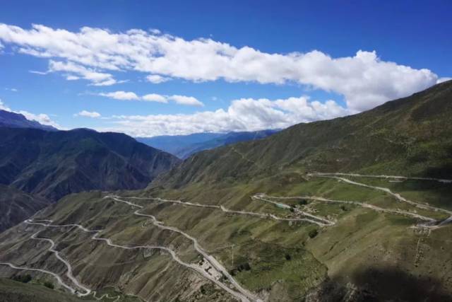 有旁边就是悬崖峭壁的剪子弯山,卡子拉山,在这4000米以上的公路需要骑