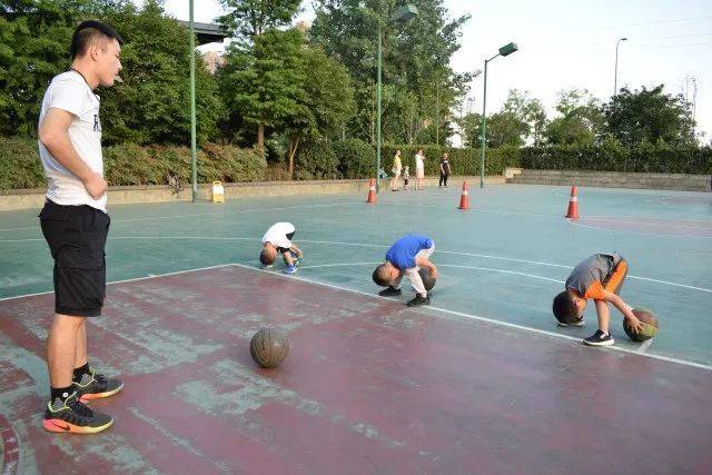 球性,运球练习在儿童篮球训练中是重中之重,本次训练仍然以运球练习为