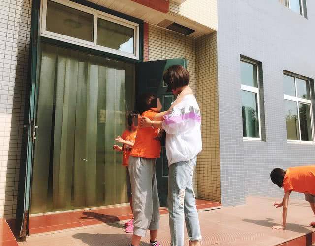 禾福乐营养师许莉娜为福利院儿童制作迎六一爱心饼干