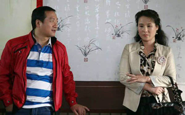 在《乡村爱情》中唐鉴军饰演谢广坤,和王老七媳妇饰演者王小华,现实中