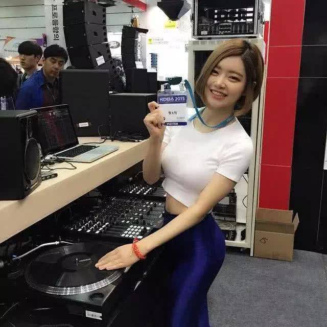 搞笑gif内涵图片:这是参加什么选美比赛吗,妹子如果比
