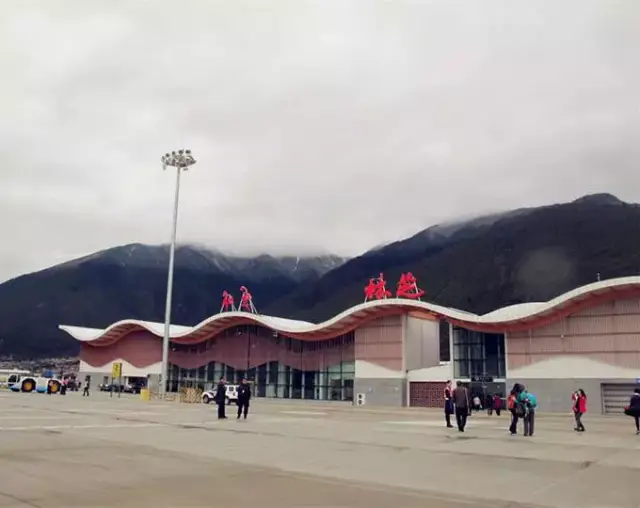 林芝米林机场 林芝机场位于林芝市米林县境内的雅鲁藏布江河谷,机场
