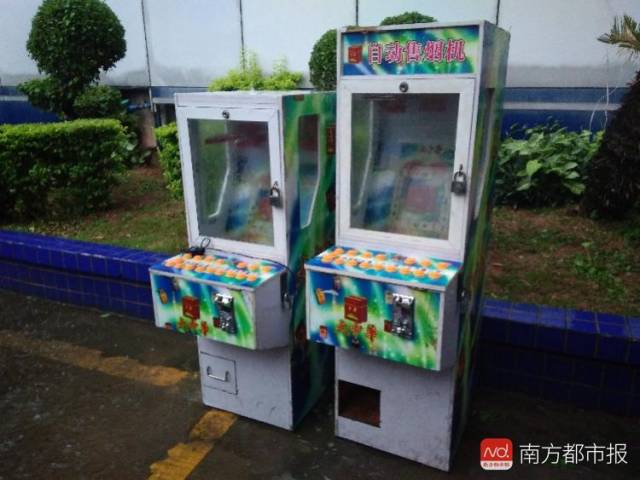 深圳一便利店门口摆放这种自动售烟机 已害老