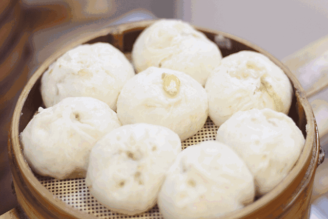 一笼笼微冒热气与香气的小笼包,带着一种街景气息,一种似重庆街道的