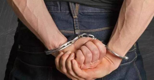 崔永元爆料娱乐圈7.5个亿的阴阳合同,明星偷税漏税要不要坐牢?