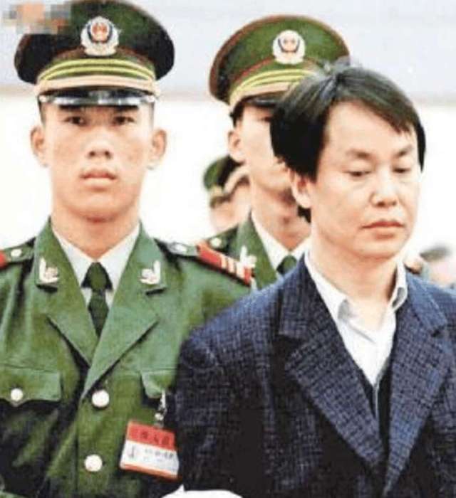 张子强把自己手中的财产分成了两份,一份当然就是给自己的老婆,让他