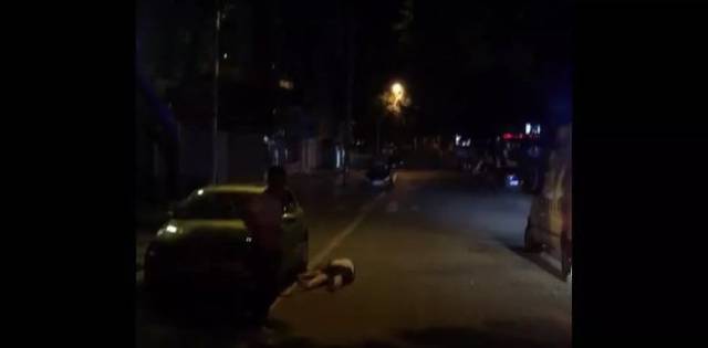 【爆料】凌晨,南充一男子喝醉打开车门躺在街上睡着了
