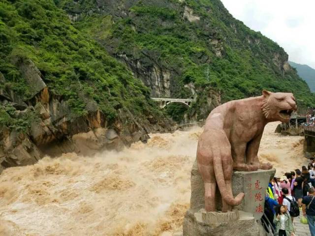虎跳峡风景区的黄河瀑布 胜过陕西延安壶口瀑布 赛过黄果树瀑布_手机
