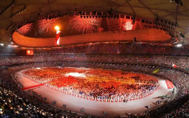 后来,小伙成为了一代名导,2008年北京奥运会,震撼全世界的鸟巢开幕式