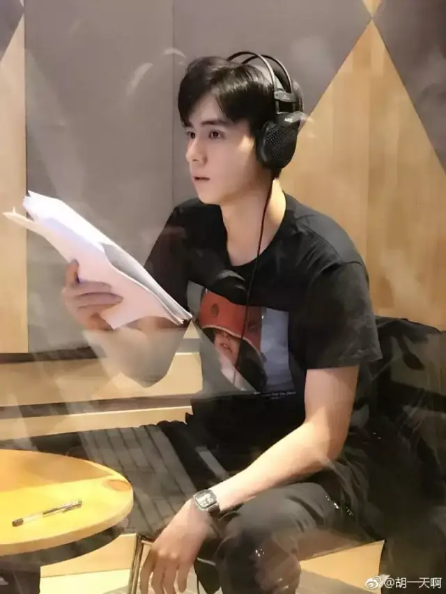 尽管在《小美好》中,胡一天扮演的是个精分学霸——江辰,但就是这种