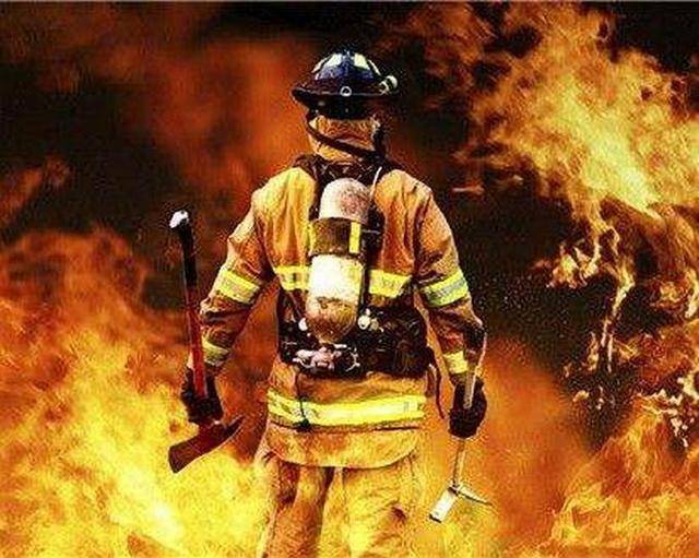 或许,你见过消防官兵们在火灾现场英勇救人的样子