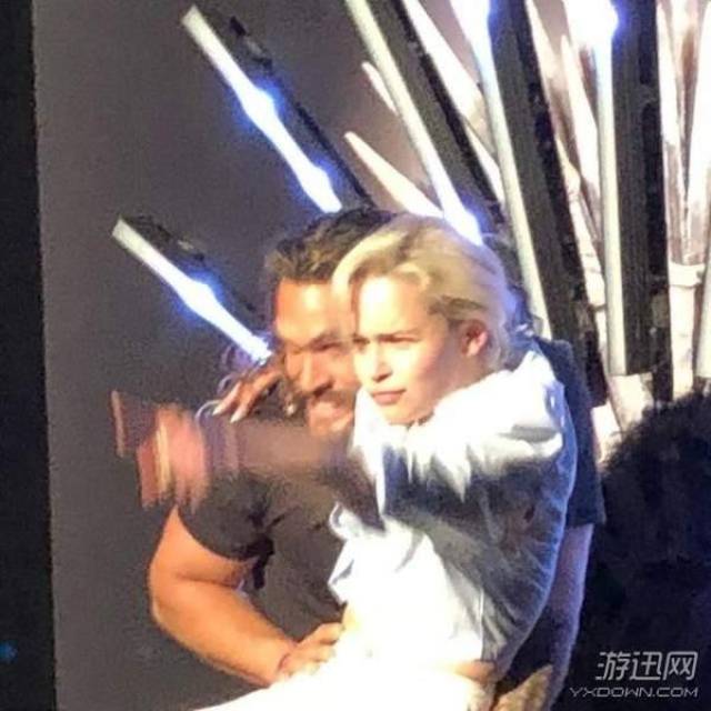 此外,身高193公分的"马王"竟然直接被"囧雪"基特·哈灵顿来了个公主抱