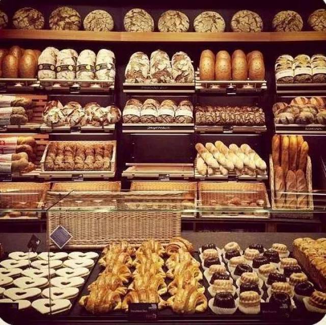面包店是一种温暖的存在 柔和的灯光,木质的桌面 藤条椅或者木枝条