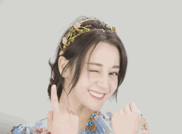 angelababy换回黑茶发色,同框杨幂实力抢镜!