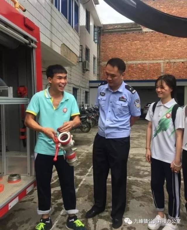 九峰镇:就昨日平和二中学生直奔警营