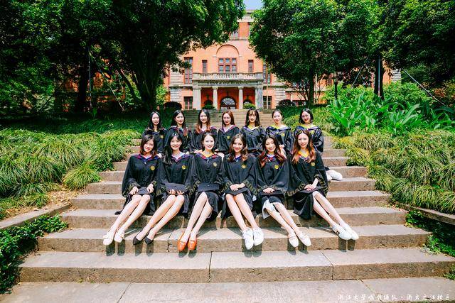 高校最美毕业照再度来袭!浙大长腿学霸同时演绎知性,优雅与活力!