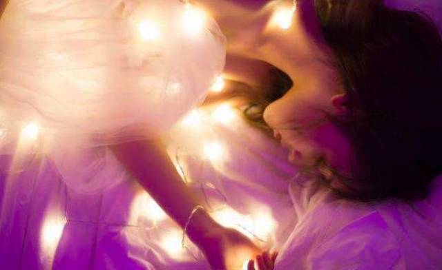 梦境迷雾，解析梦见女儿在床上，鸡叼着蛇到女儿身上的深层含义