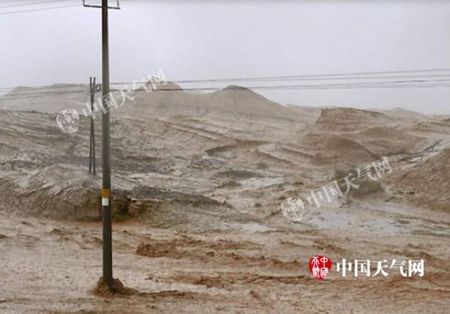 新疆库车县遭遇罕见暴雨山洪 全县交通受阻