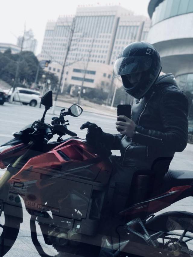 当机车帅哥脱下厚重制服,这满身肌肉宛如雕刻的腹肌如此抢眼