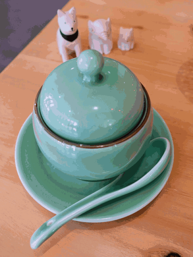 牛肝菌,黄耳,黑松露, 炖煮十小时上桌,飘香四溢, 汤面浮着些许 油花.