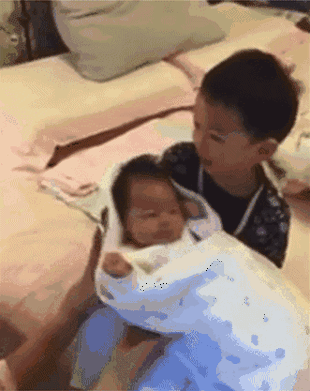事情发生在江苏,大孩哥哥很懂事,觉得妈妈照顾小妹妹比较累,主动帮