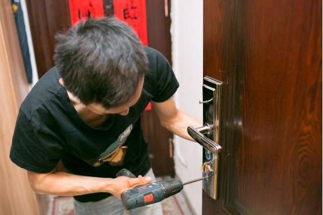 在前面板上,还有个防撬感应器,遇到暴力撬锁会立刻报警(底部黑色的