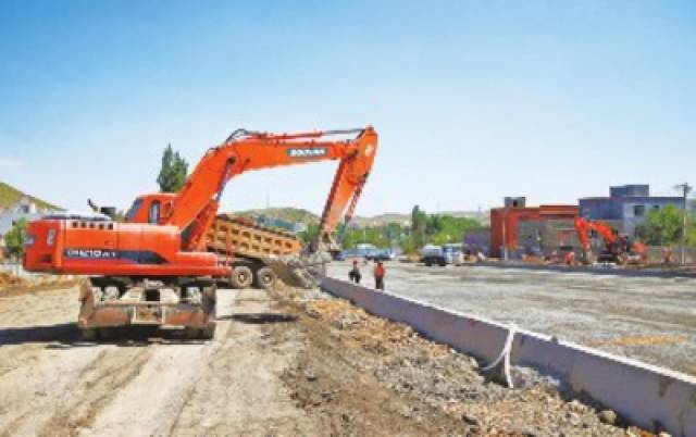 6月6日,在观园路延伸段道路新建工程施工现场,施工人员操作大型机械