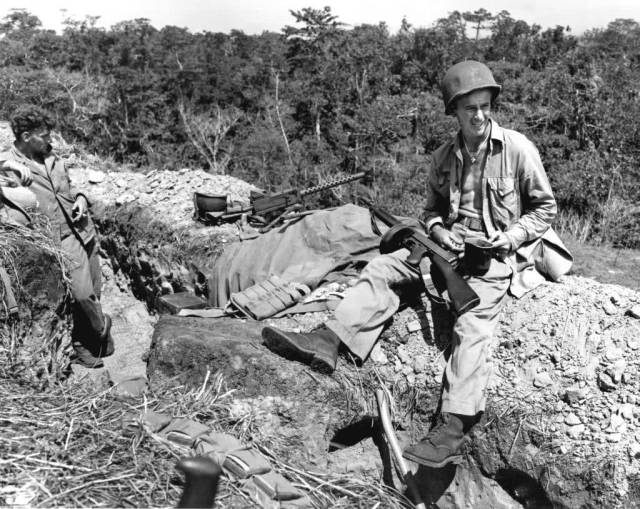 瓜岛战役中尸横遍野的日军.大多数功劳都被美军机枪所占.