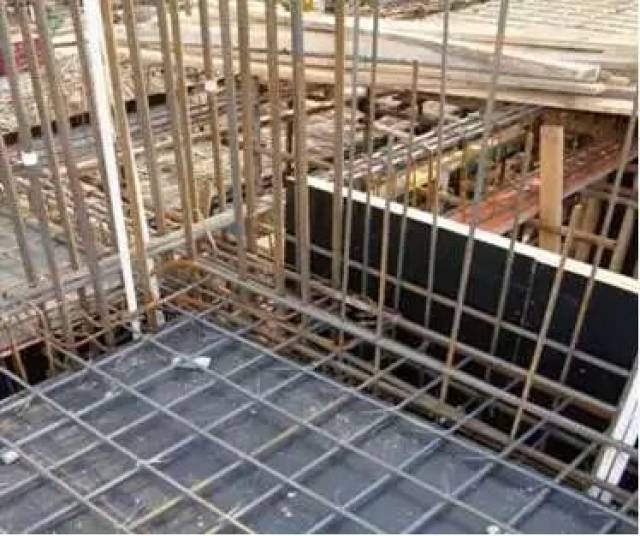 两向钢筋交叉时,基础底板及楼板短跨方向上部主筋宜放置于长跨方向主