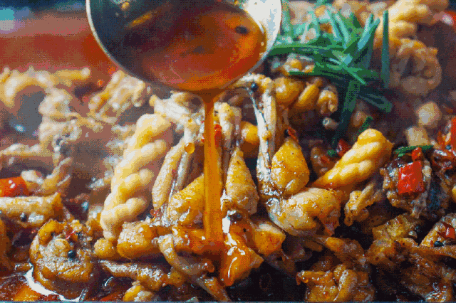 炸麻花,牛蛙与炸薯条,主食与主菜与小吃共冶一锅,解锁吃蛙新姿势.