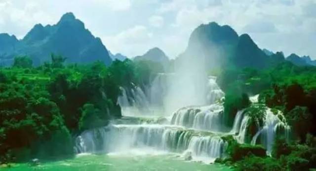 德天大瀑布位于中越边境,中国广西大新县,为国家级景点.