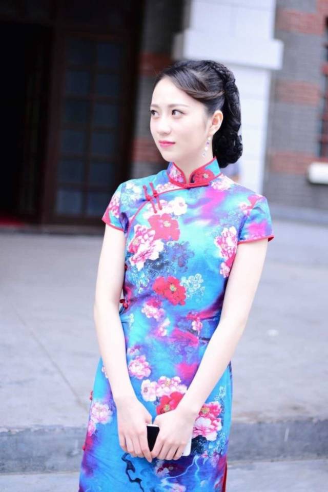 请输入图片描述 小姐姐的这身旗袍在网络大电影《抵达热驾到》中就