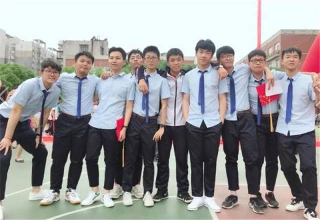 武汉为明学校 东湖中学考点,国华学校送考老师身着红体恤为考生加油