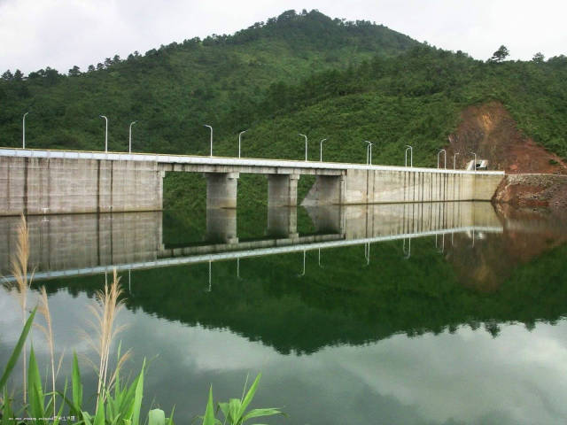 一般来说,江河湖库等水域的深浅交界处,都会有鱼道;此外,大型河道