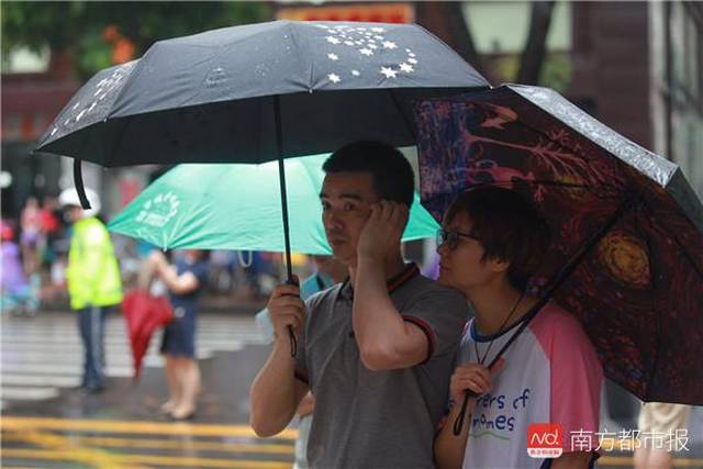15日预约查高考成绩!暴雨中越野车温暖护考,2