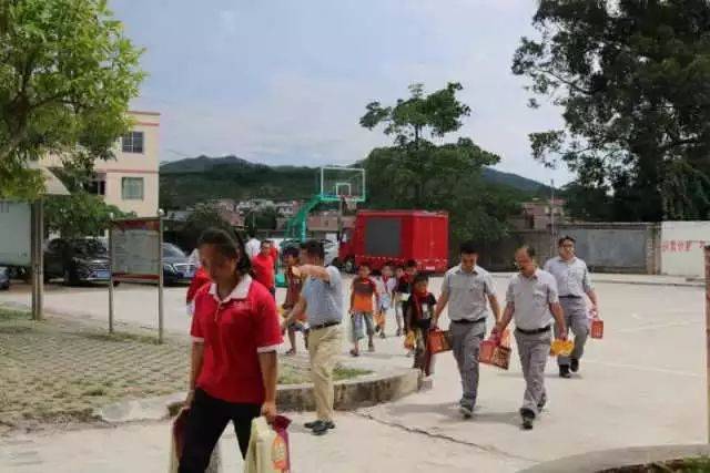 贵港市港南区木格镇云垌小学,地处木格镇中心往木梓镇方向约5公里处.