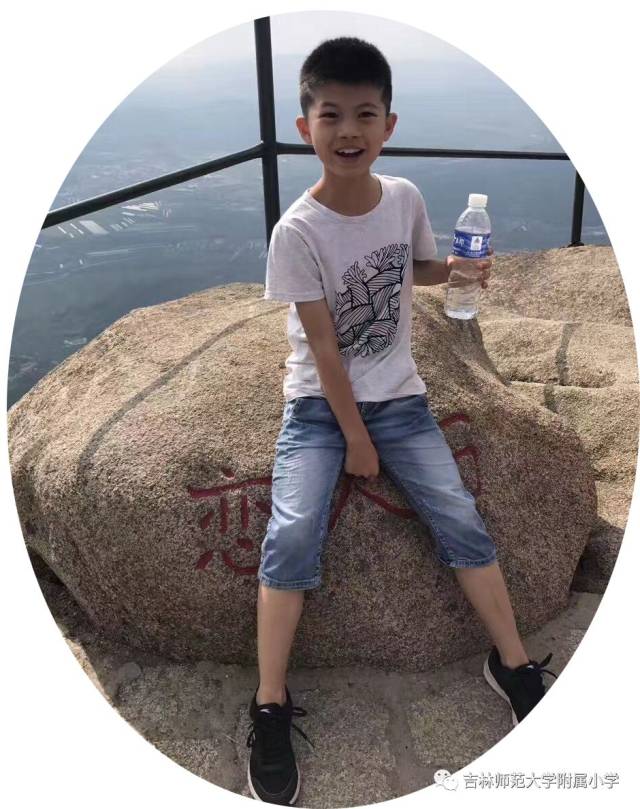 图片上的小男孩叫做孙一涵,今年十一岁,就读于吉林师大附小四年一班.