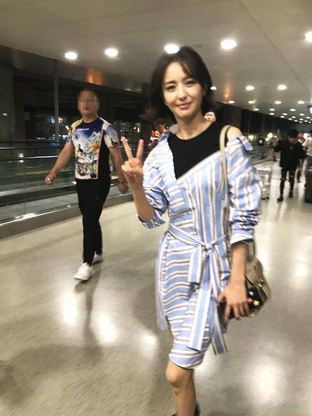 佟丽娅素颜照,太美了,颜值爆表,小腿细得让人心疼她