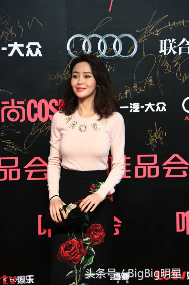 于明加亮相某活动,网友:普通衣都能穿出旗袍的感觉!