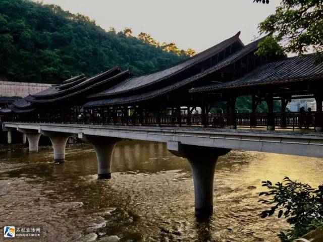 站在廊桥上静静的享受这一刻 记忆里的吊桥摇摇晃晃 如今的风雨廊桥
