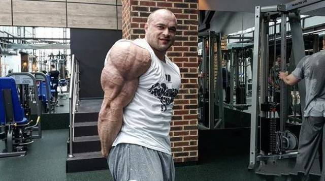 俄罗斯最强壮的肌肉男之一,南瓜肩无与伦比!100公斤只是热身