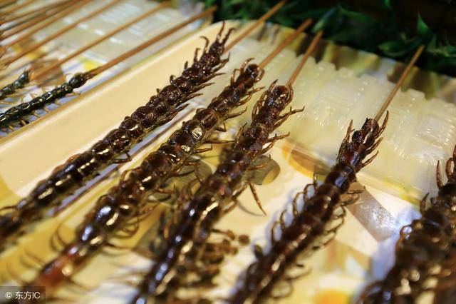 7.蜈蚣 口味比较重的一种美食,一般烤串比较多,自己做的